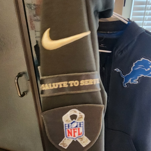 Detroit Lions Salute to Service Hooded Sweatshirt - Picture 2 of 4